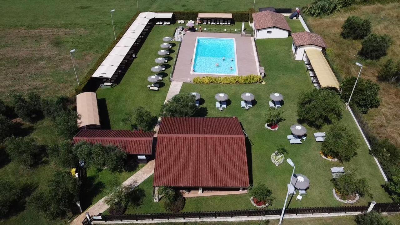 Hotel Piscina La Suite Prossedi Buitenkant foto